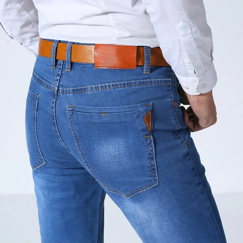 Calça Jeans Masculina Romenzi Wear RZ262 com costuras reforçadas, tecido respirável e acabamento impecável. Estilo refinado e durabilidade premium.