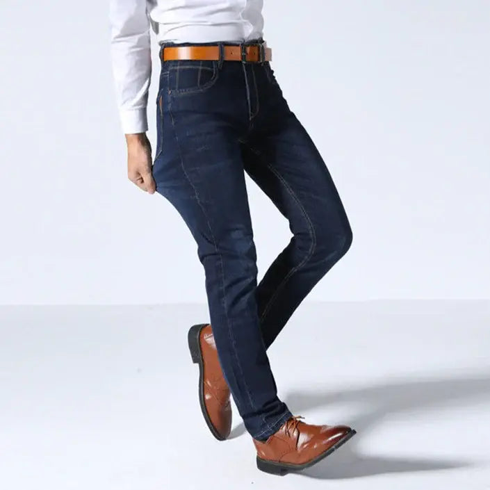 Calça Jeans Masculina Romenzi Wear RZ262 com costuras reforçadas, tecido respirável e acabamento impecável. Estilo refinado e durabilidade premium.