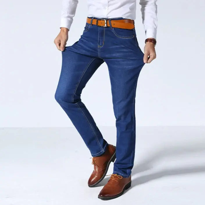 Calça Jeans Masculina Romenzi Wear RZ262 com costuras reforçadas, tecido respirável e acabamento impecável. Estilo refinado e durabilidade premium.