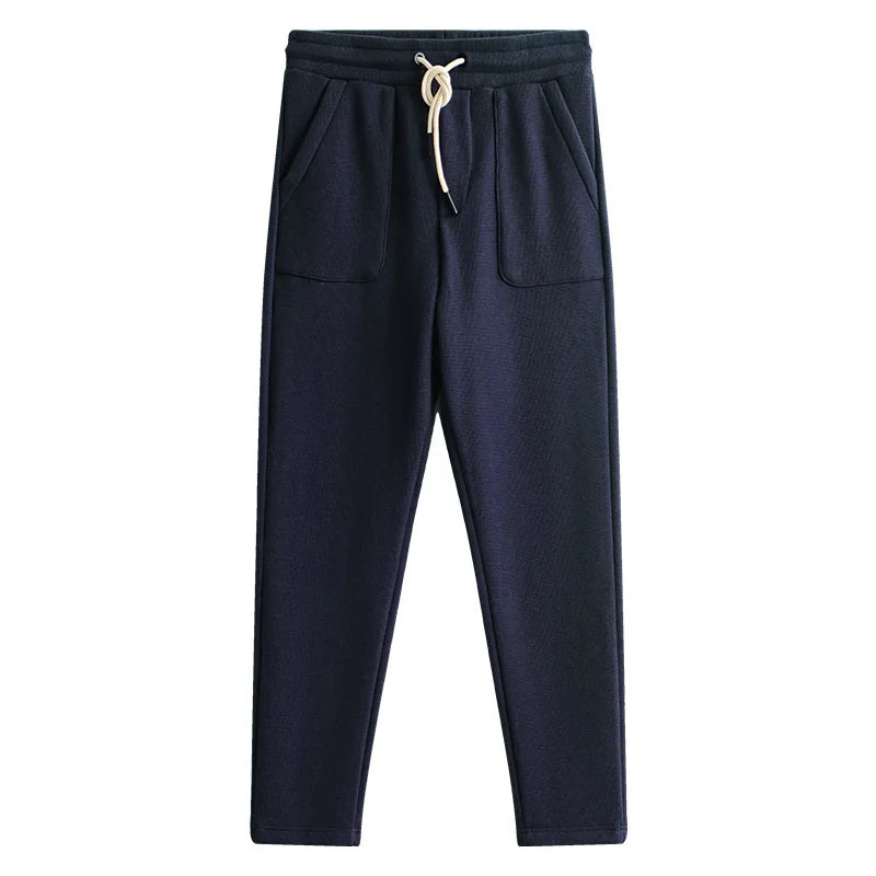 Calça de moletom masculina confeccionada em algodão premium, com bolsos espaçosos, cintura elástica e barra ajustada. Conforto e estilo para todas as ocasiões.