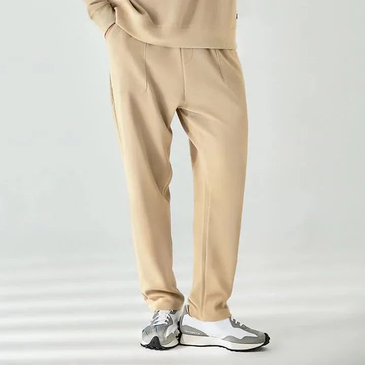 Calça de moletom masculina confeccionada em algodão premium, com bolsos espaçosos, cintura elástica e barra ajustada. Conforto e estilo para todas as ocasiões.