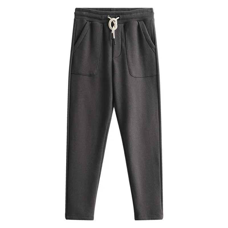 Calça de moletom masculina confeccionada em algodão premium, com bolsos espaçosos, cintura elástica e barra ajustada. Conforto e estilo para todas as ocasiões.