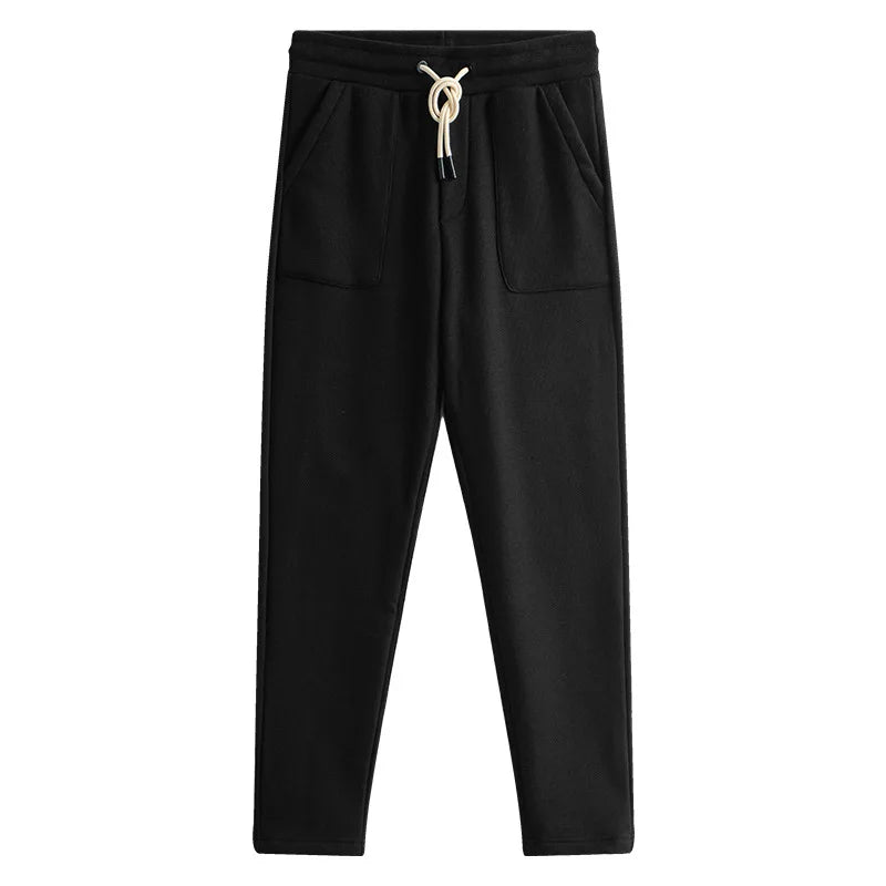 Calça de moletom masculina confeccionada em algodão premium, com bolsos espaçosos, cintura elástica e barra ajustada. Conforto e estilo para todas as ocasiões.