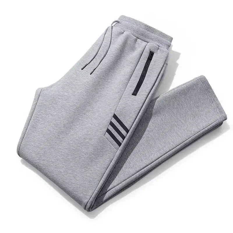 Calça de moletom masculina esportiva, com bolsos com zíper e cós ajustável. Ideal para atividades físicas, como corrida e academia.