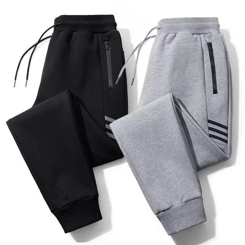 Calça de moletom masculina esportiva, com bolsos com zíper e cós ajustável. Ideal para atividades físicas, como corrida e academia.
