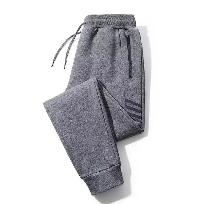 Calça de moletom masculina esportiva, com bolsos com zíper e cós ajustável. Ideal para atividades físicas, como corrida e academia.