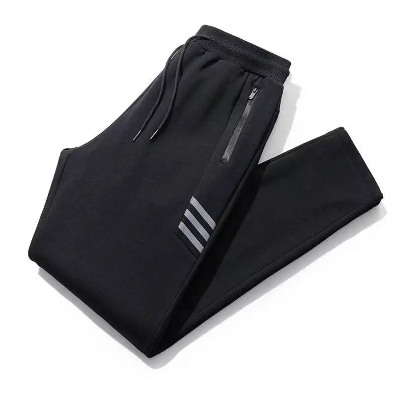 Calça de moletom masculina esportiva, com bolsos com zíper e cós ajustável. Ideal para atividades físicas, como corrida e academia.