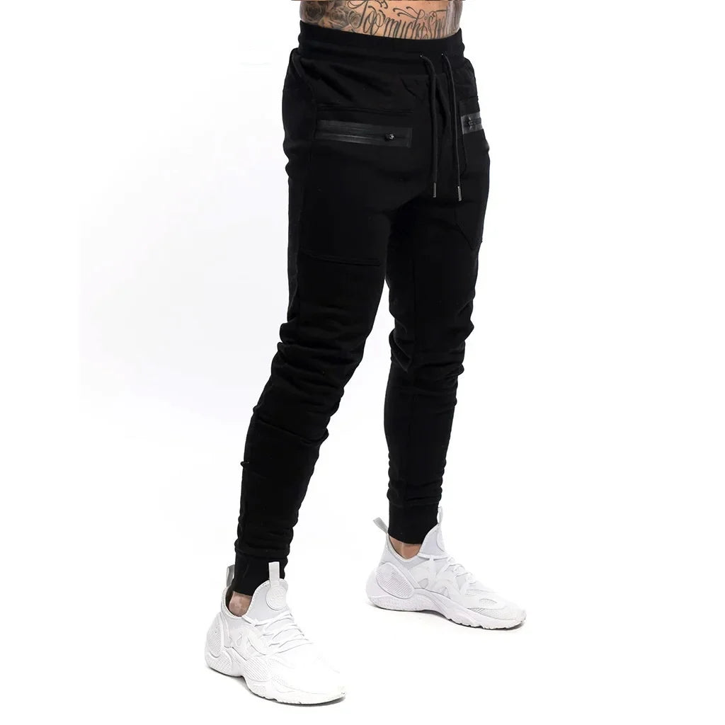 Calça de moletom fitness masculina, confeccionada em algodão premium, com bolsos com zíper e cintura ajustável. Perfeita para treinos e conforto diário.