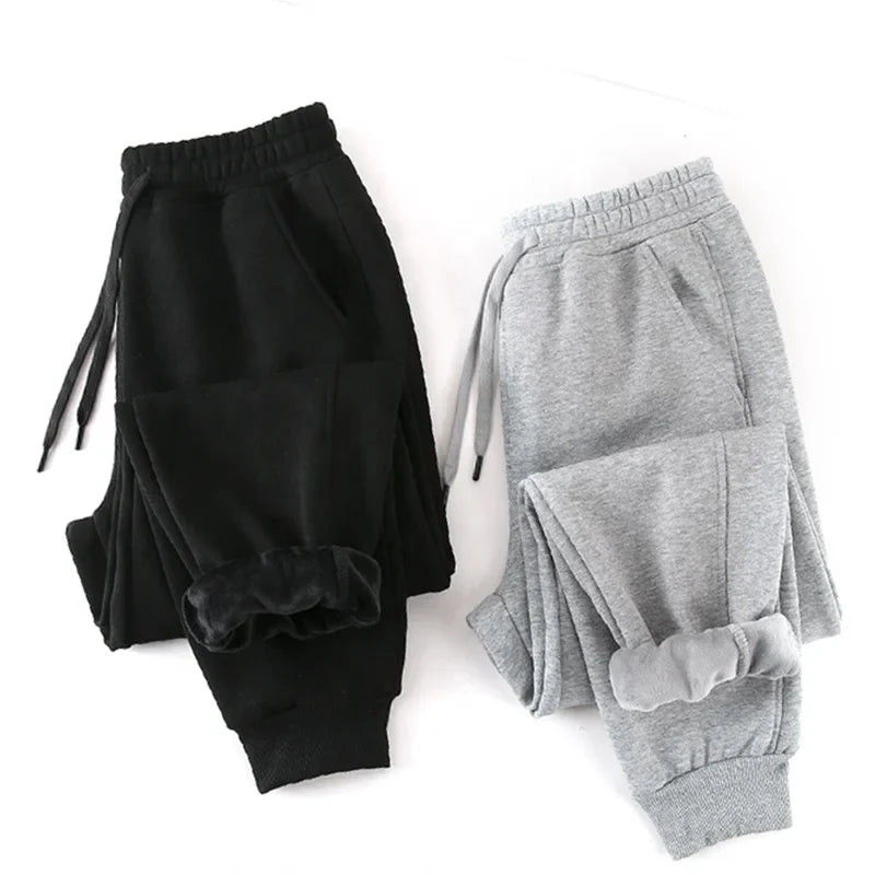 Calça moletom masculina feita em algodão premium, com bolsos, ajuste solto e cintura elástica. Ideal para praticidade e conforto no dia a dia.