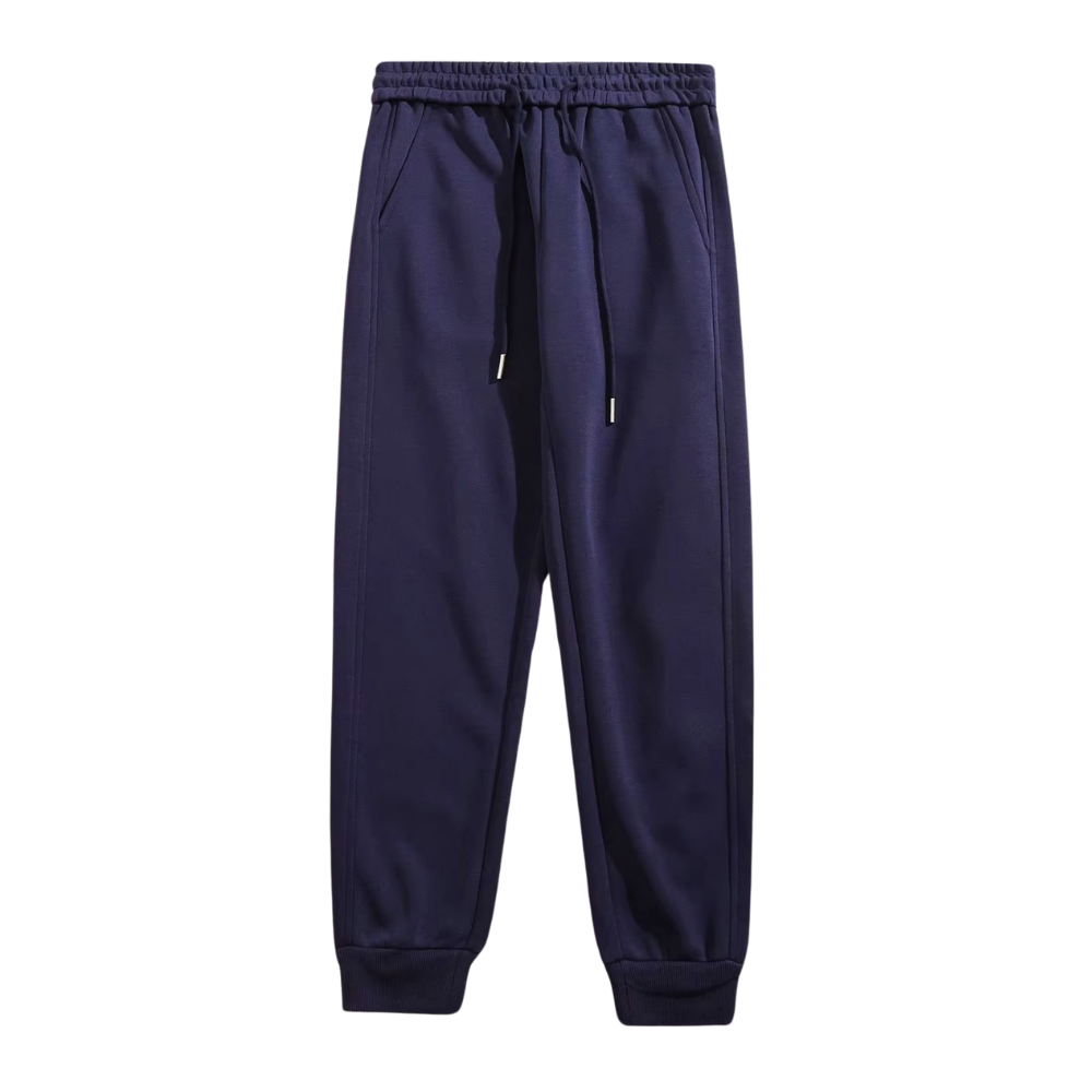 Calça moletom masculina em algodão premium, com design jogger, elástico na cintura e bolsos espaçosos. Ideal para conforto e estilo moderno.