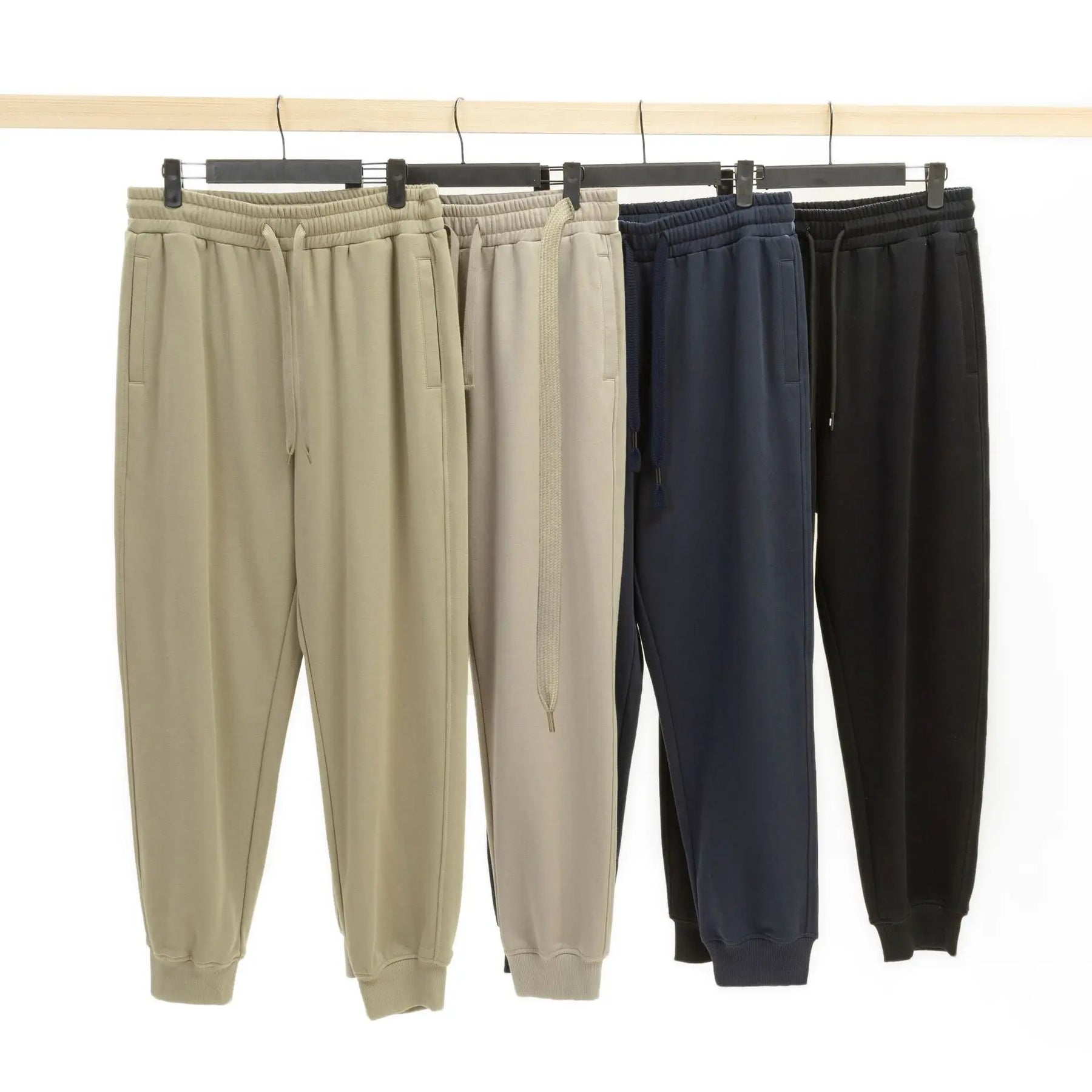 Calça moletom masculina em algodão premium, com design jogger, elástico na cintura e bolsos espaçosos. Ideal para conforto e estilo moderno.