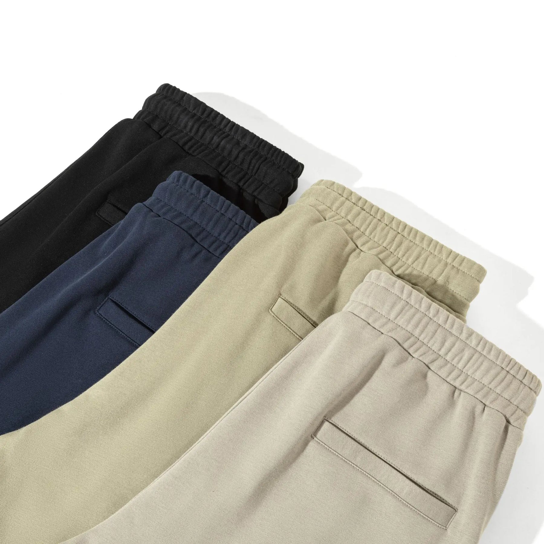 Calça moletom masculina em algodão premium, com design jogger, elástico na cintura e bolsos espaçosos. Ideal para conforto e estilo moderno.