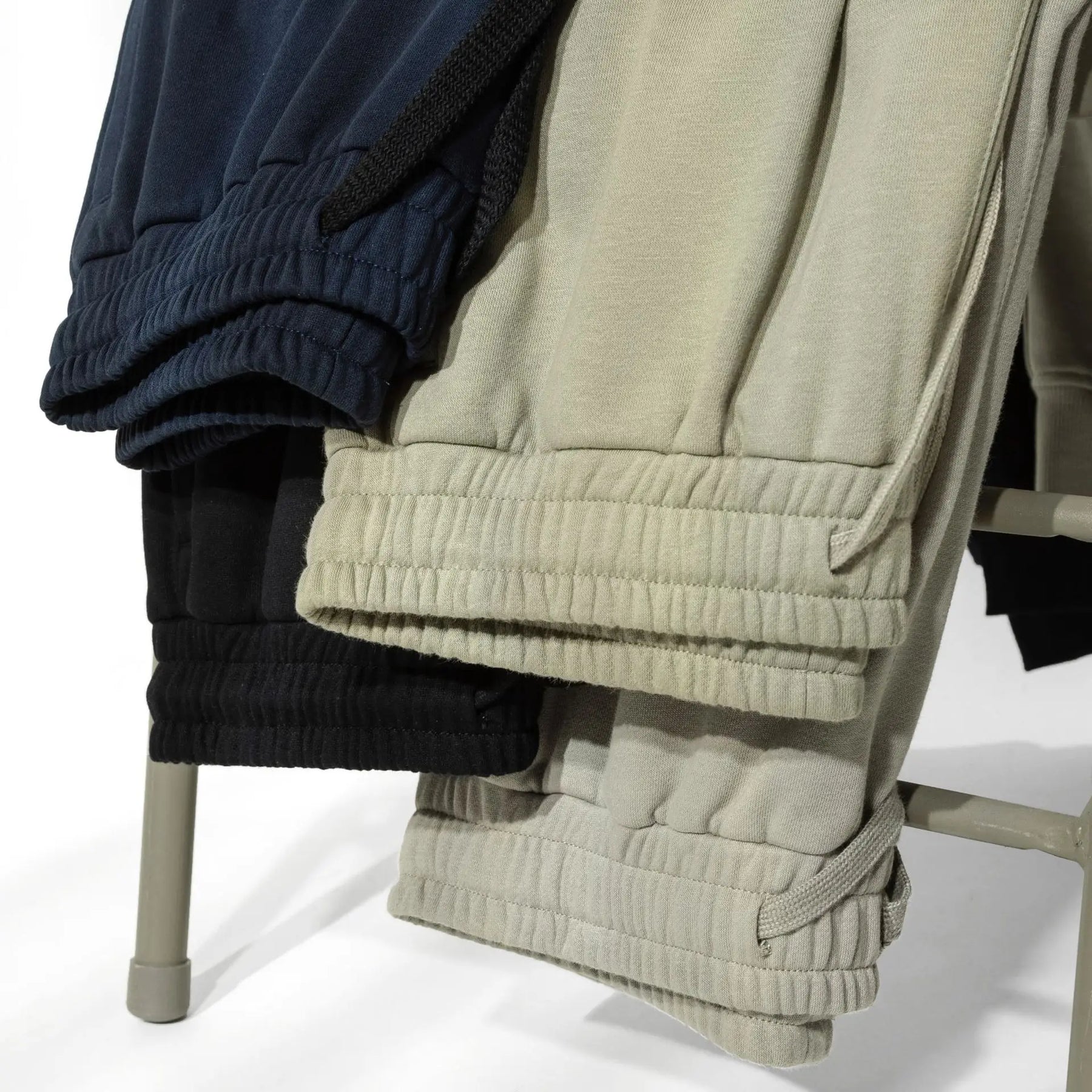 Calça moletom masculina em algodão premium, com design jogger, elástico na cintura e bolsos espaçosos. Ideal para conforto e estilo moderno.