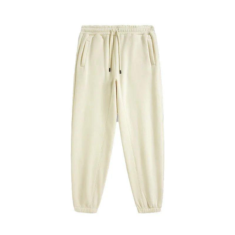 Calça de moletom masculina confeccionada em algodão premium, com cós elástico ajustável e bolsos laterais. Estilo moderno e confortável.