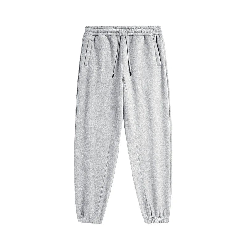 Calça de moletom masculina confeccionada em algodão premium, com cós elástico ajustável e bolsos laterais. Estilo moderno e confortável.