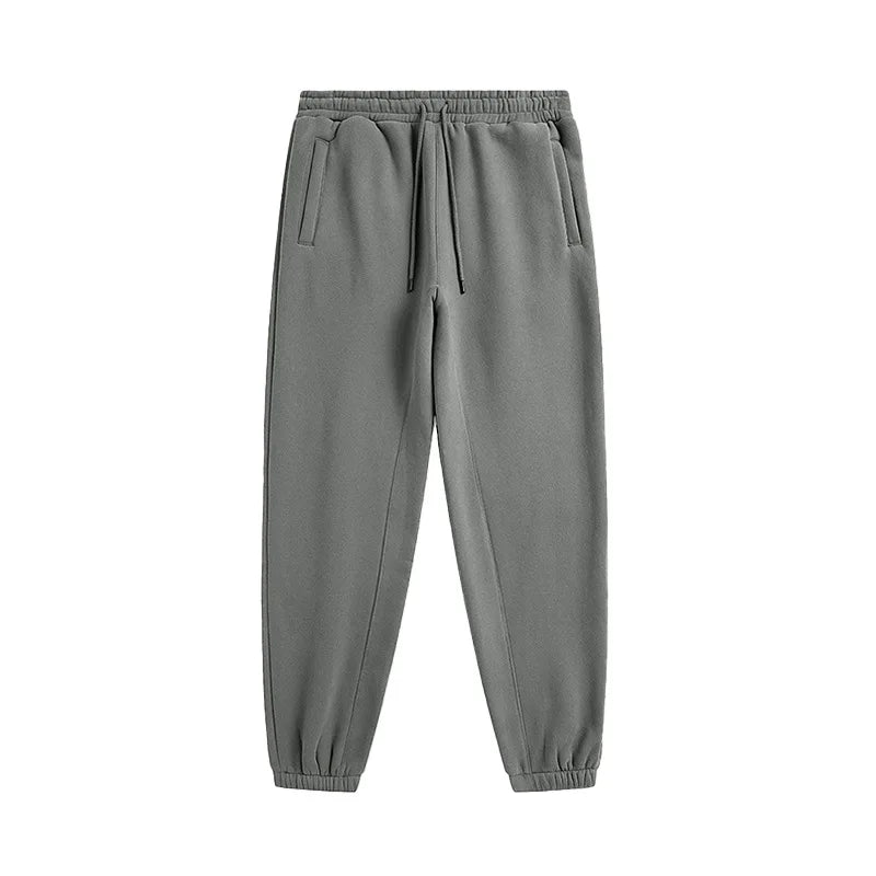 Calça de moletom masculina confeccionada em algodão premium, com cós elástico ajustável e bolsos laterais. Estilo moderno e confortável.