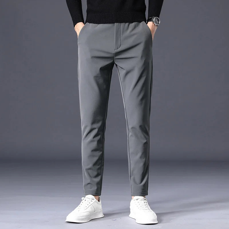 Calça social masculina Romenzi RZ001 com design elegante, confortável e ideal para looks casuais e formais.