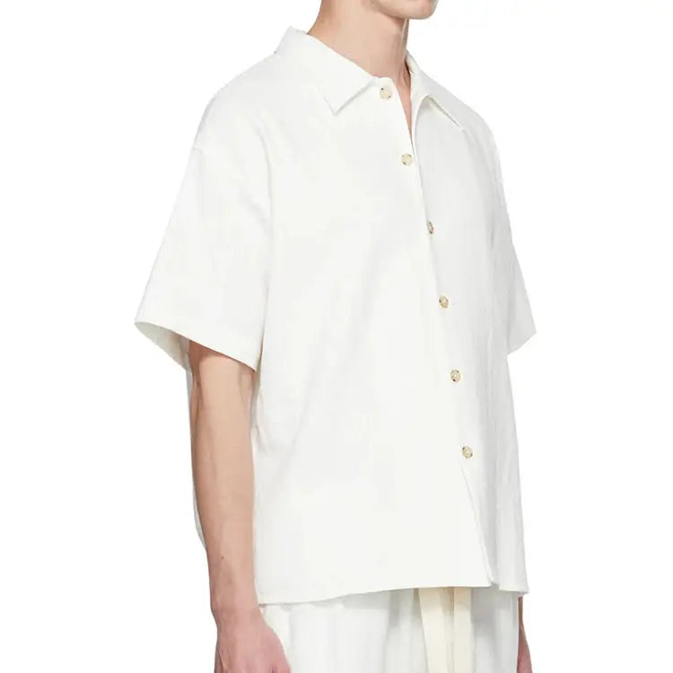 Camisa de Linho Masculina Oversized Romenzi RZ799 em detalhe, peça leve em linho premium com corte amplo que garante conforto, estilo e praticidade.