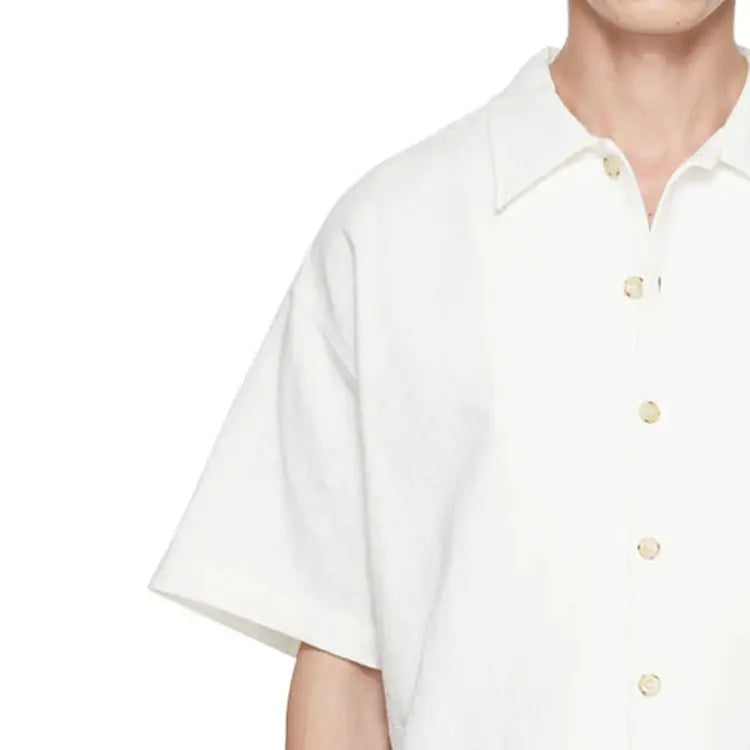 Camisa de Linho Masculina Oversized Romenzi RZ799 em detalhe, peça leve em linho premium com corte amplo que garante conforto, estilo e praticidade.