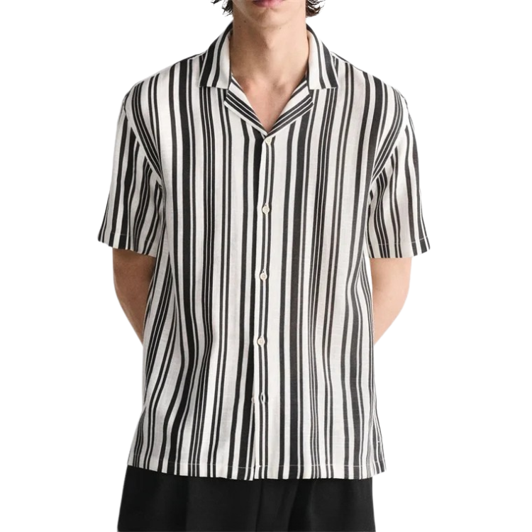 Camisa de Linho Masculina Romenzi Listrada RZ800 em detalhe, modelo leve em linho premium com listras modernas que oferece estilo casual e conforto.