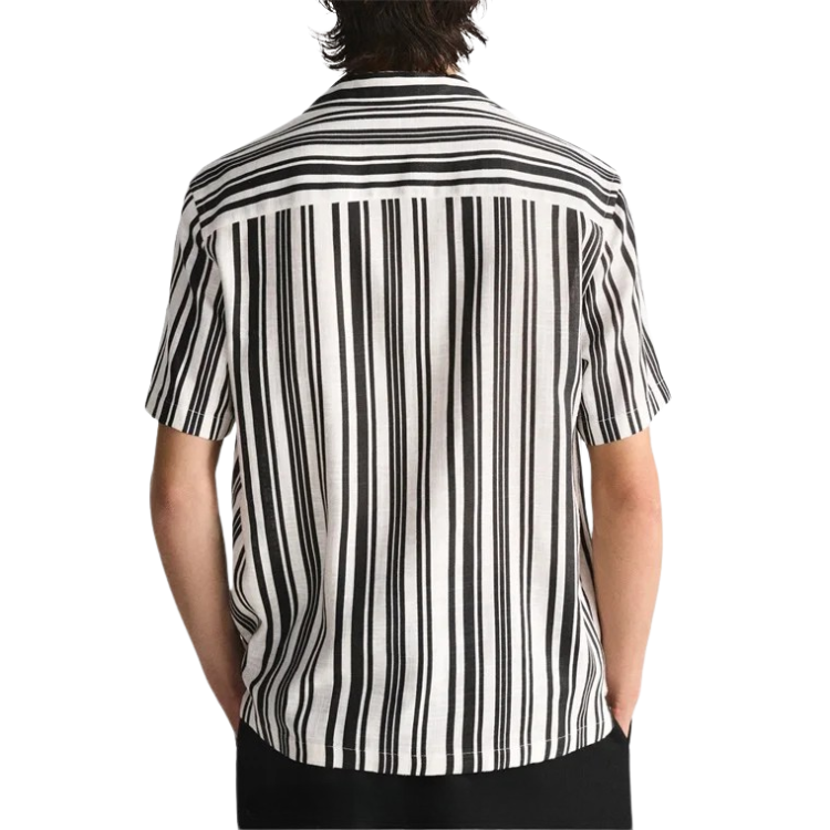 Camisa de Linho Masculina Romenzi Listrada RZ800 em detalhe, modelo leve em linho premium com listras modernas que oferece estilo casual e conforto.