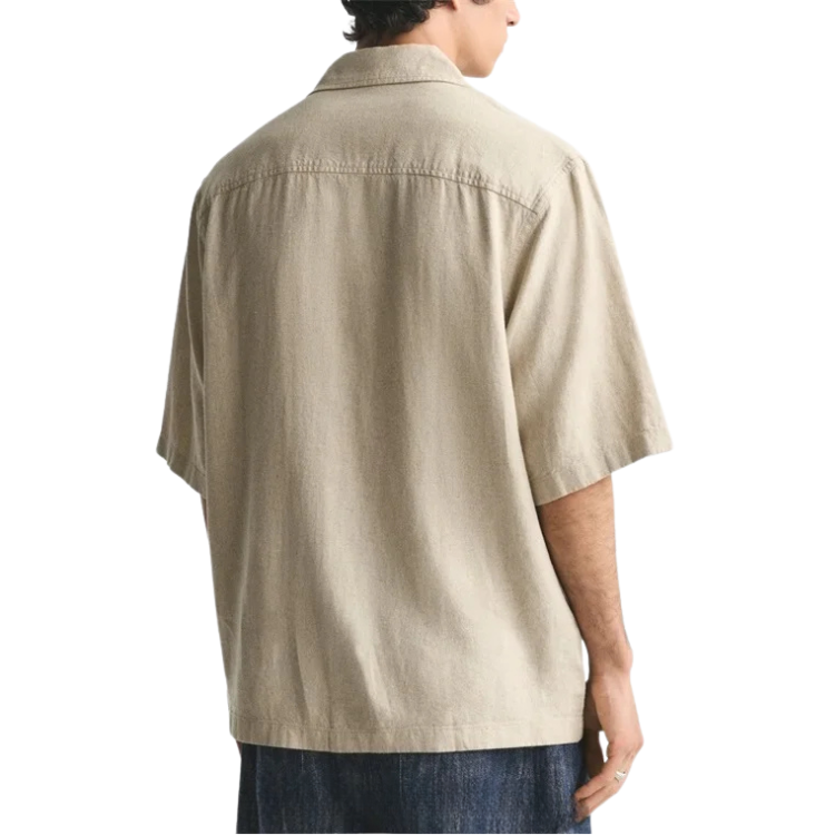 Camisa de Linho Masculina Romenzi Relaxed Fit RZ802 em detalhe, peça em linho ecológico e viscose com modelagem ampla que garante conforto e estilo casual.