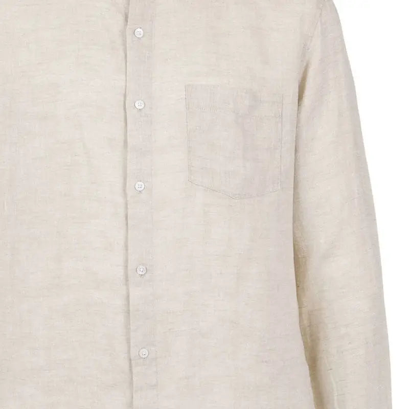Camisa de Linho Masculina Romenzi RZ797 em detalhe, peça em linho premium que oferece respirabilidade, conforto térmico, durabilidade e estilo sofisticado.