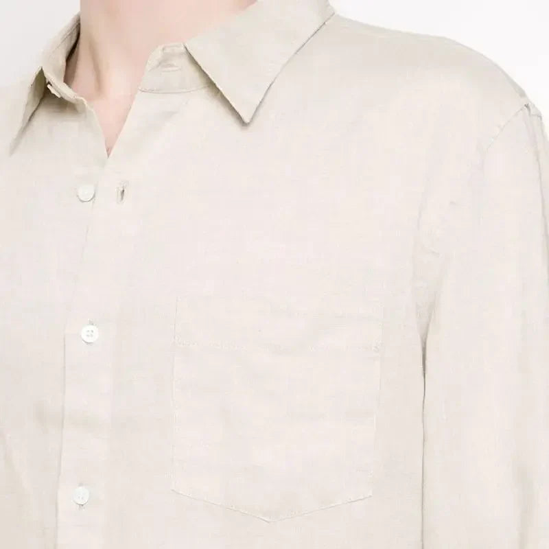 Camisa de Linho Masculina Romenzi RZ797 em detalhe, peça em linho premium que oferece respirabilidade, conforto térmico, durabilidade e estilo sofisticado.