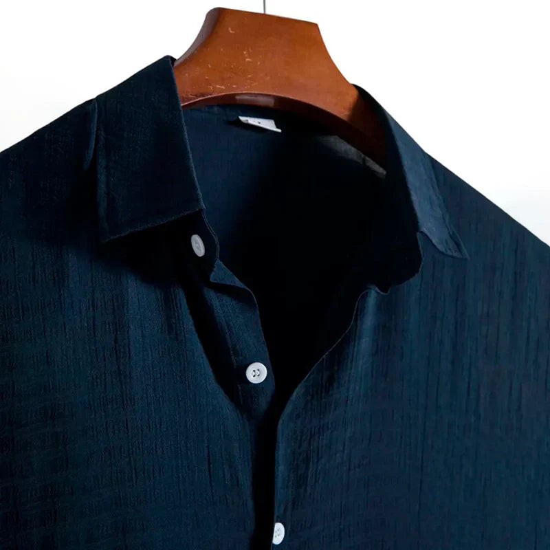 Camisa de Linho Masculina Romenzi RZ798 em detalhe, peça leve e sofisticada em linho premium que garante respirabilidade, conforto e elegância atemporal.