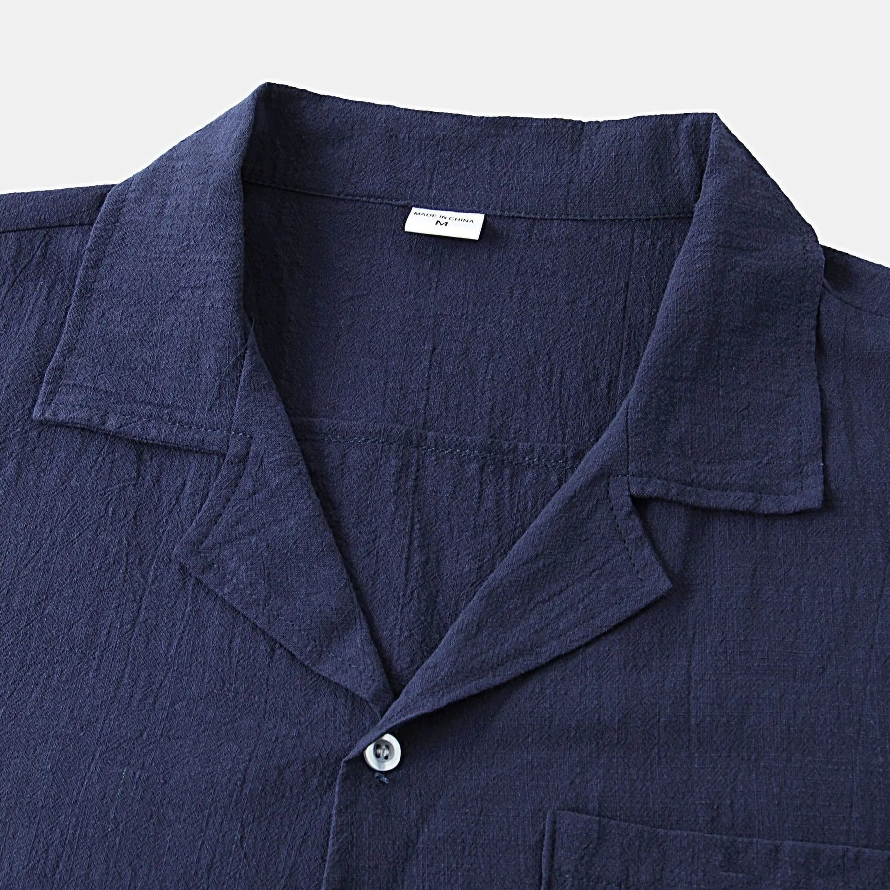 Camisa de Linho Masculina Romenzi RZ803 em detalhe, peça leve em linho respirável com mangas curtas que garante conforto e estilo casual sofisticado.