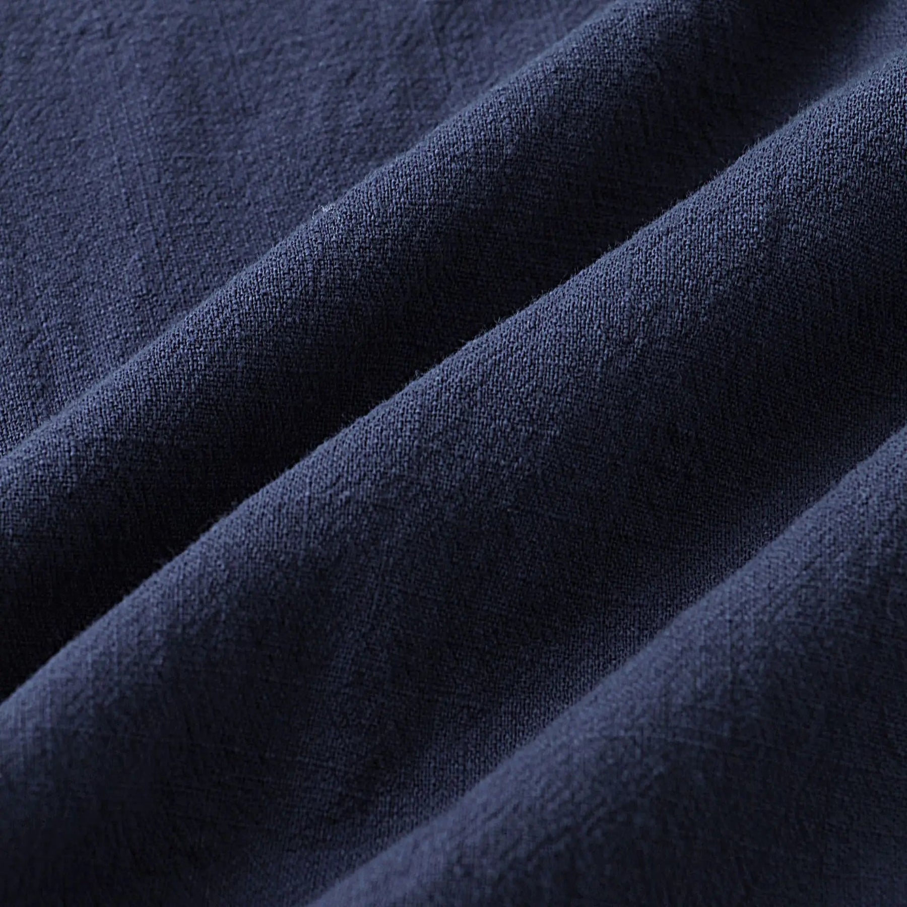 Camisa de Linho Masculina Romenzi RZ803 em detalhe, peça leve em linho respirável com mangas curtas que garante conforto e estilo casual sofisticado.