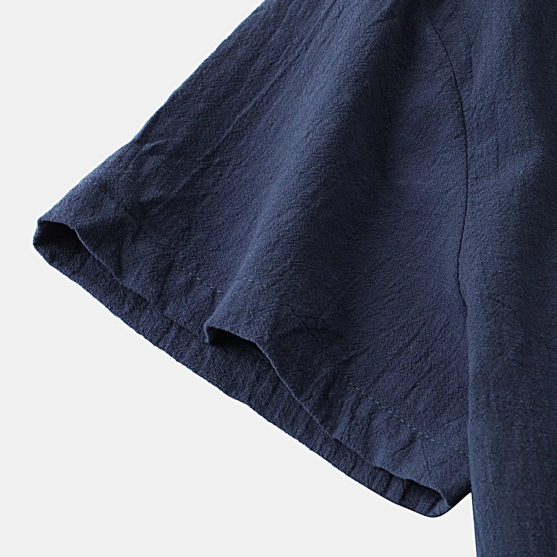 Camisa de Linho Masculina Romenzi RZ803 em detalhe, peça leve em linho respirável com mangas curtas que garante conforto e estilo casual sofisticado.