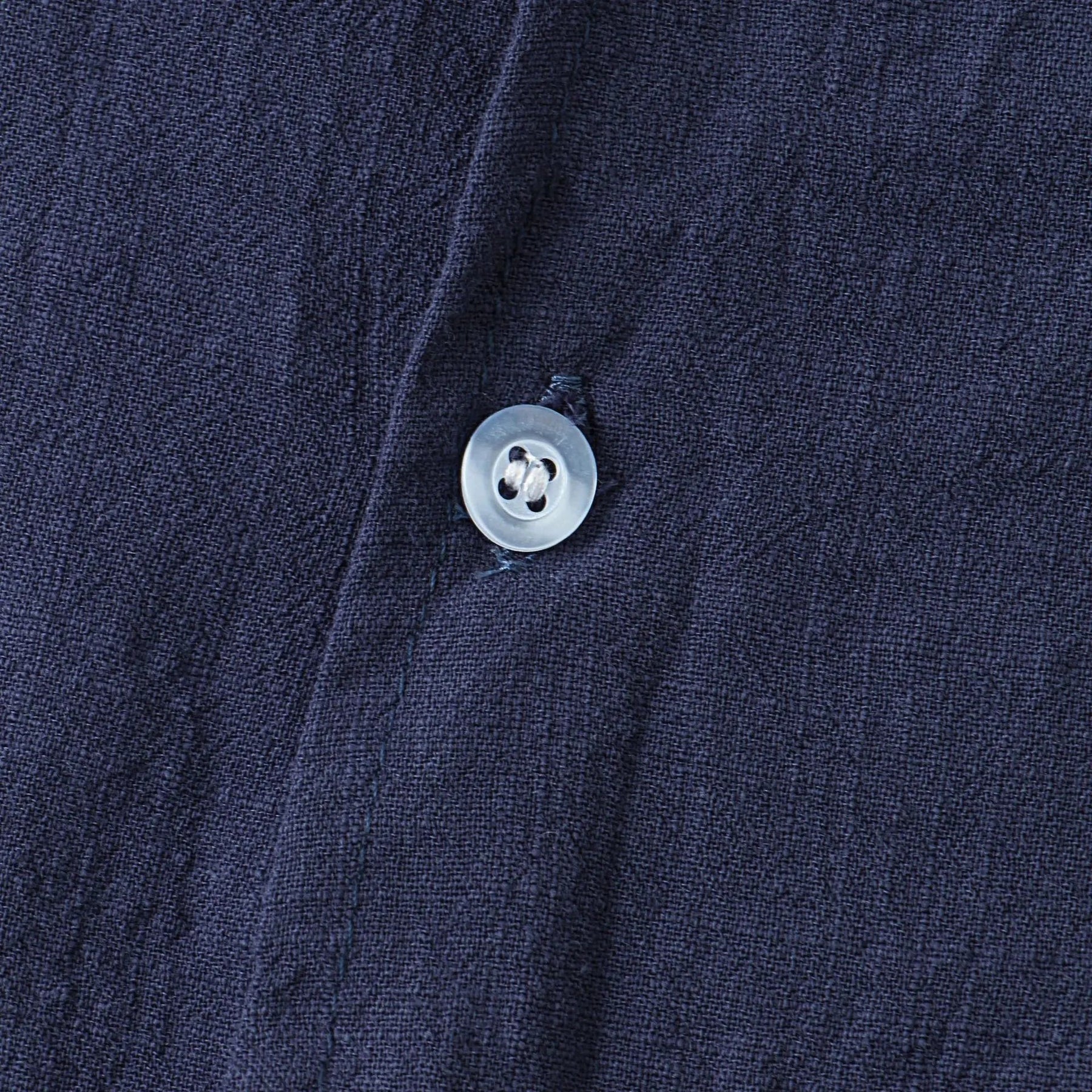 Camisa de Linho Masculina Romenzi RZ803 em detalhe, peça leve em linho respirável com mangas curtas que garante conforto e estilo casual sofisticado.