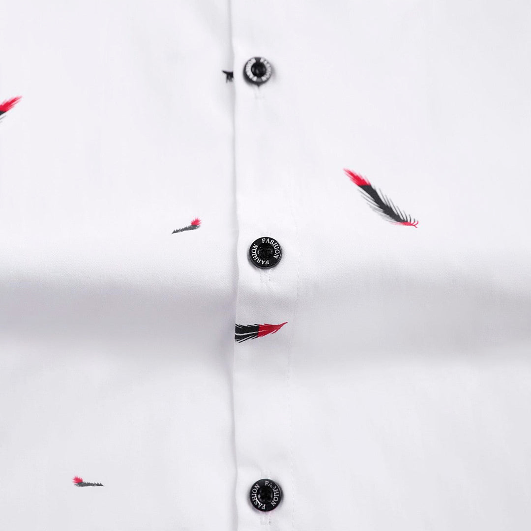 Camisa Manga Curta Estampada Romenzi Feathers RZ573 feita em tecido leve e respirável, com estampa vibrante e corte moderno que une conforto e estilo.