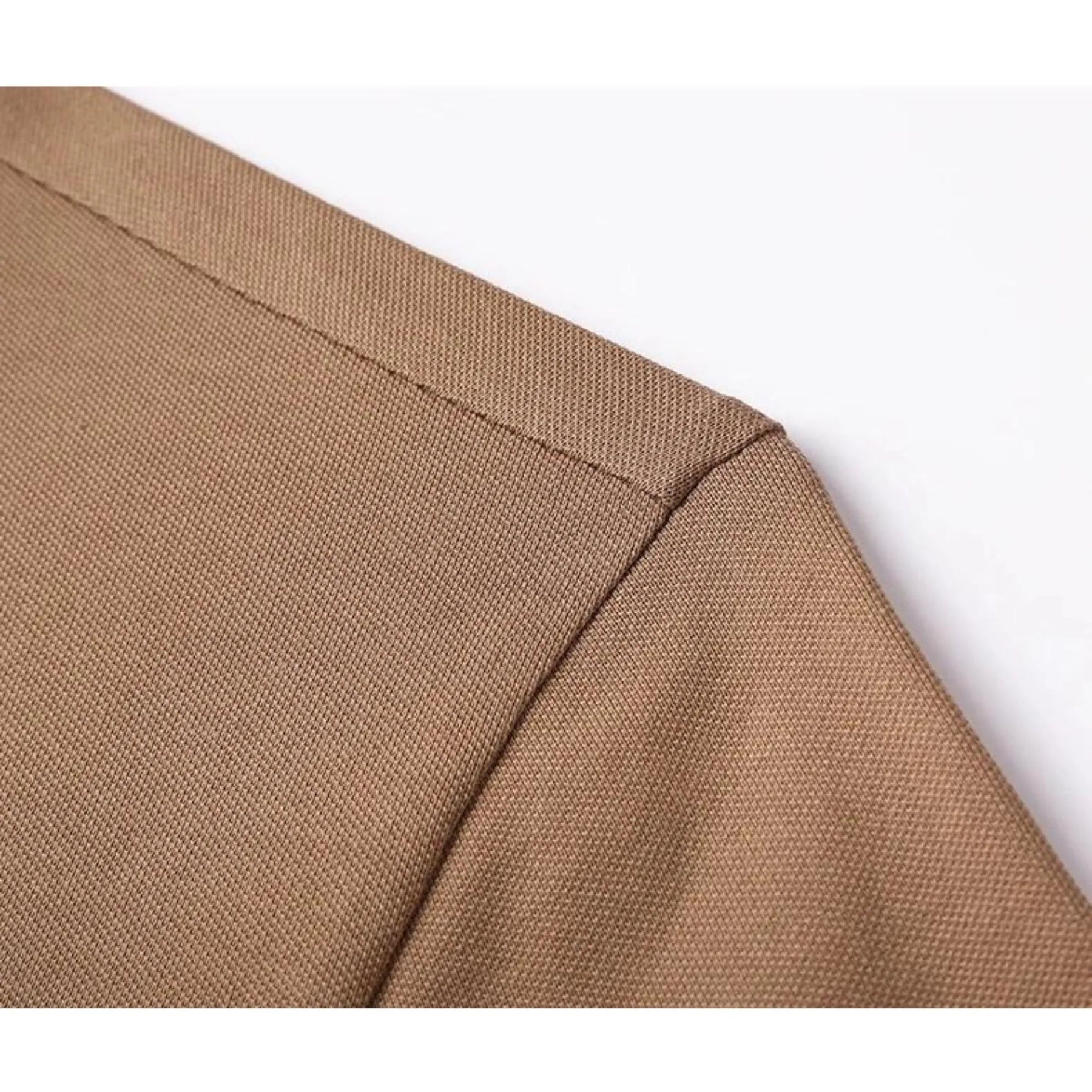 Camisa Polo Masculina Romenzi Argos RZ635 em detalhe, polo listrada em algodão e poliéster que oferece conforto, respirabilidade e estilo versátil.