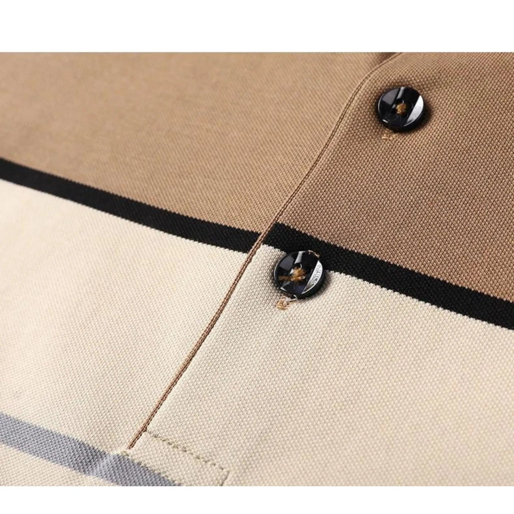 Camisa Polo Masculina Romenzi Argos RZ635 em detalhe, polo listrada em algodão e poliéster que oferece conforto, respirabilidade e estilo versátil.