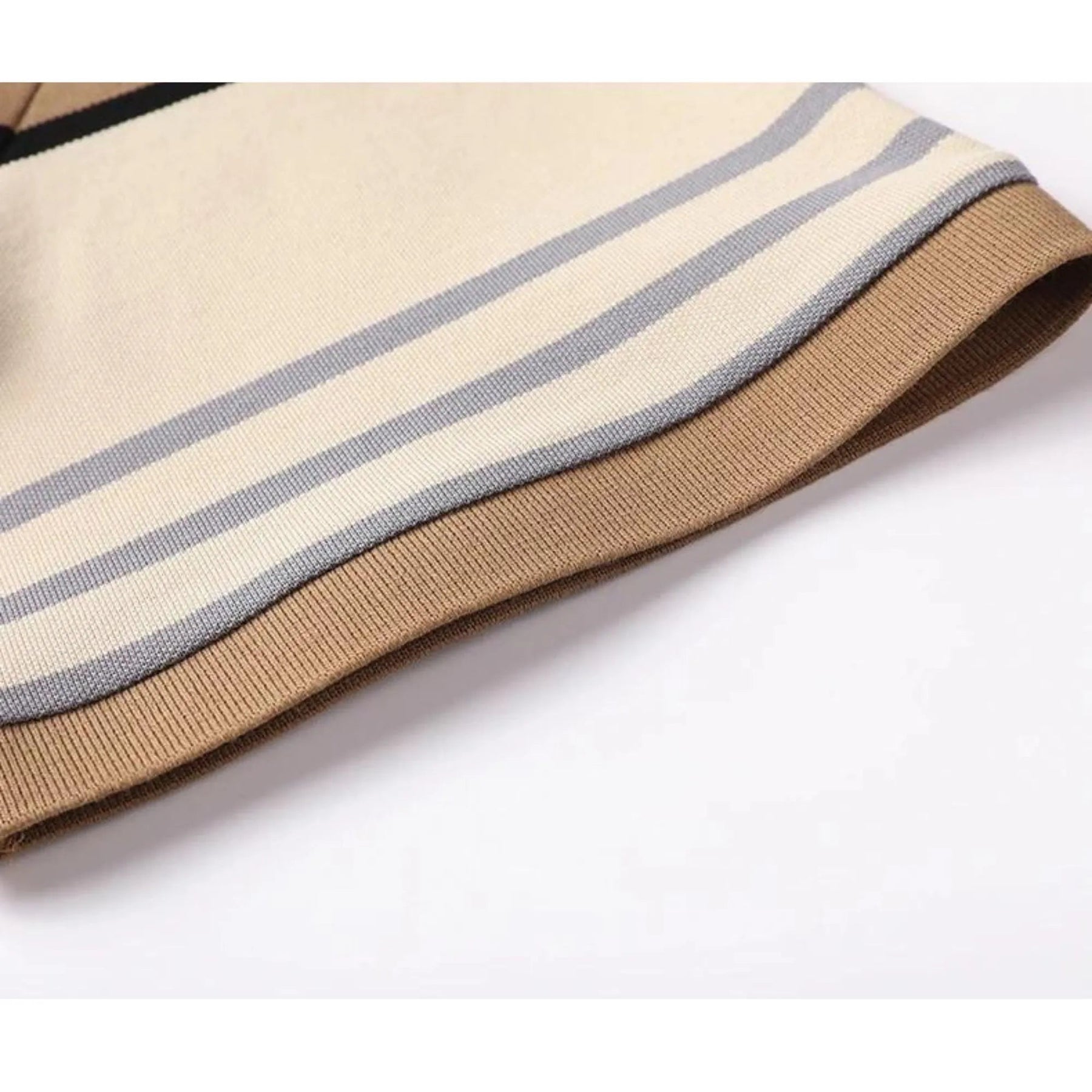 Camisa Polo Masculina Romenzi Argos RZ635 em detalhe, polo listrada em algodão e poliéster que oferece conforto, respirabilidade e estilo versátil.