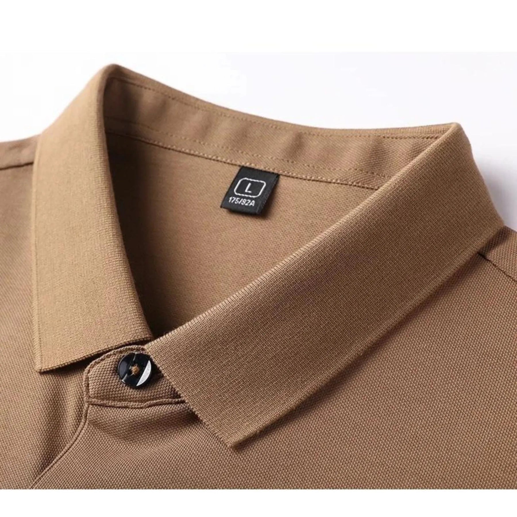 Camisa Polo Masculina Romenzi Argos RZ635 em detalhe, polo listrada em algodão e poliéster que oferece conforto, respirabilidade e estilo versátil.