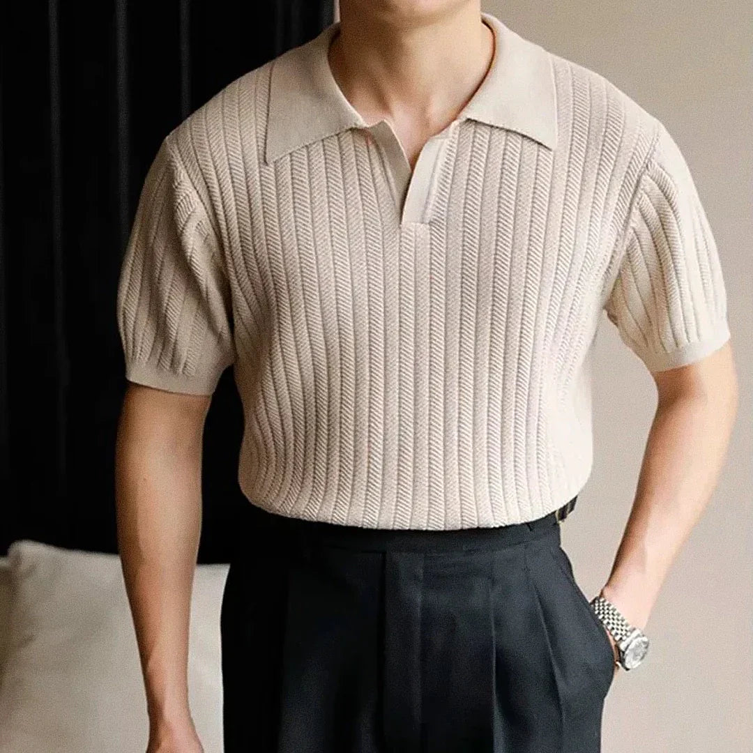 Camisa Polo Masculina Romenzi Ávila RZ607 em detalhe, polo sofisticada em materiais de alta qualidade que oferece conforto, caimento impecável e estilo elegante.