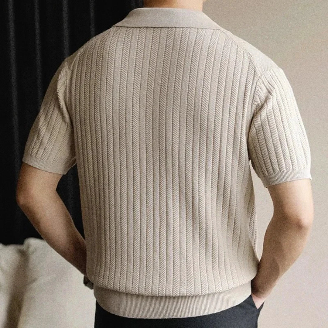 Camisa Polo Masculina Romenzi Ávila RZ607 em detalhe, polo sofisticada em materiais de alta qualidade que oferece conforto, caimento impecável e estilo elegante.
