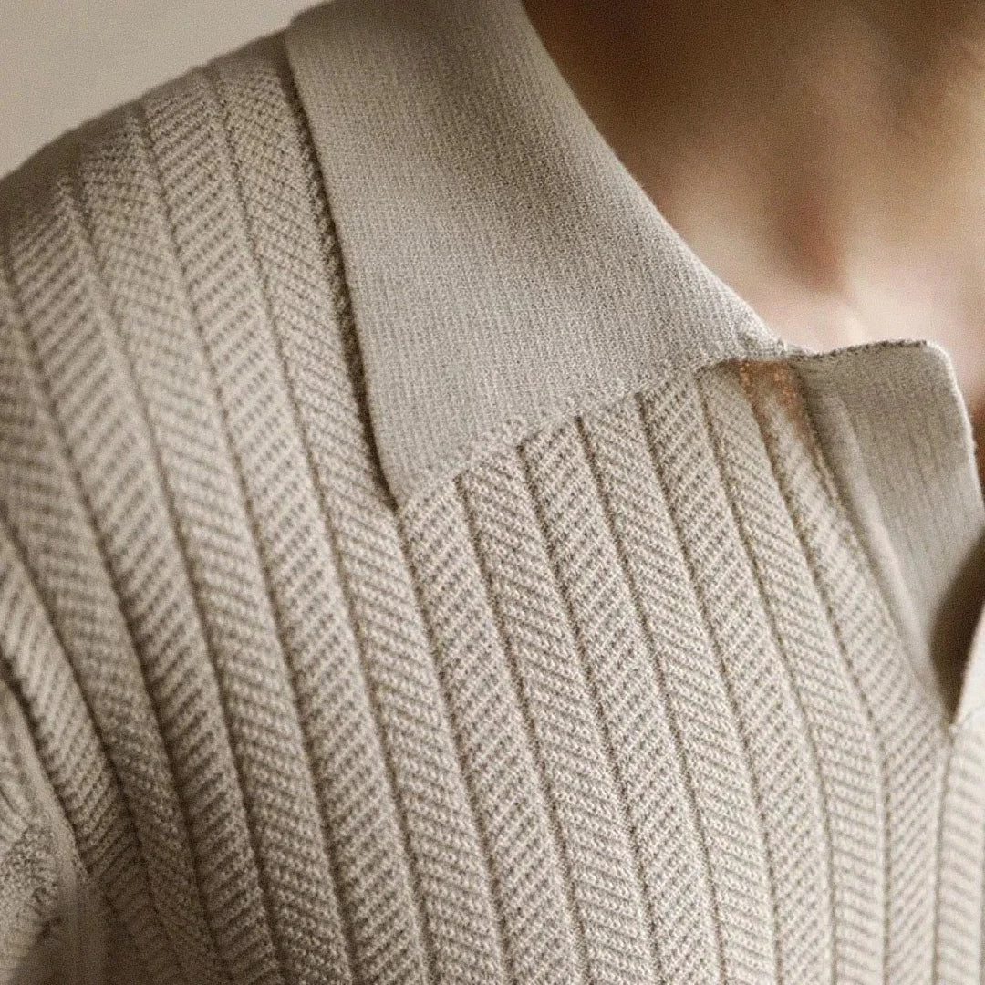 Camisa Polo Masculina Romenzi Ávila RZ607 em detalhe, polo sofisticada em materiais de alta qualidade que oferece conforto, caimento impecável e estilo elegante.