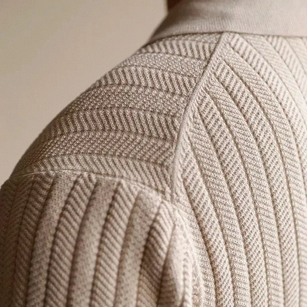 Camisa Polo Masculina Romenzi Ávila RZ607 em detalhe, polo sofisticada em materiais de alta qualidade que oferece conforto, caimento impecável e estilo elegante.