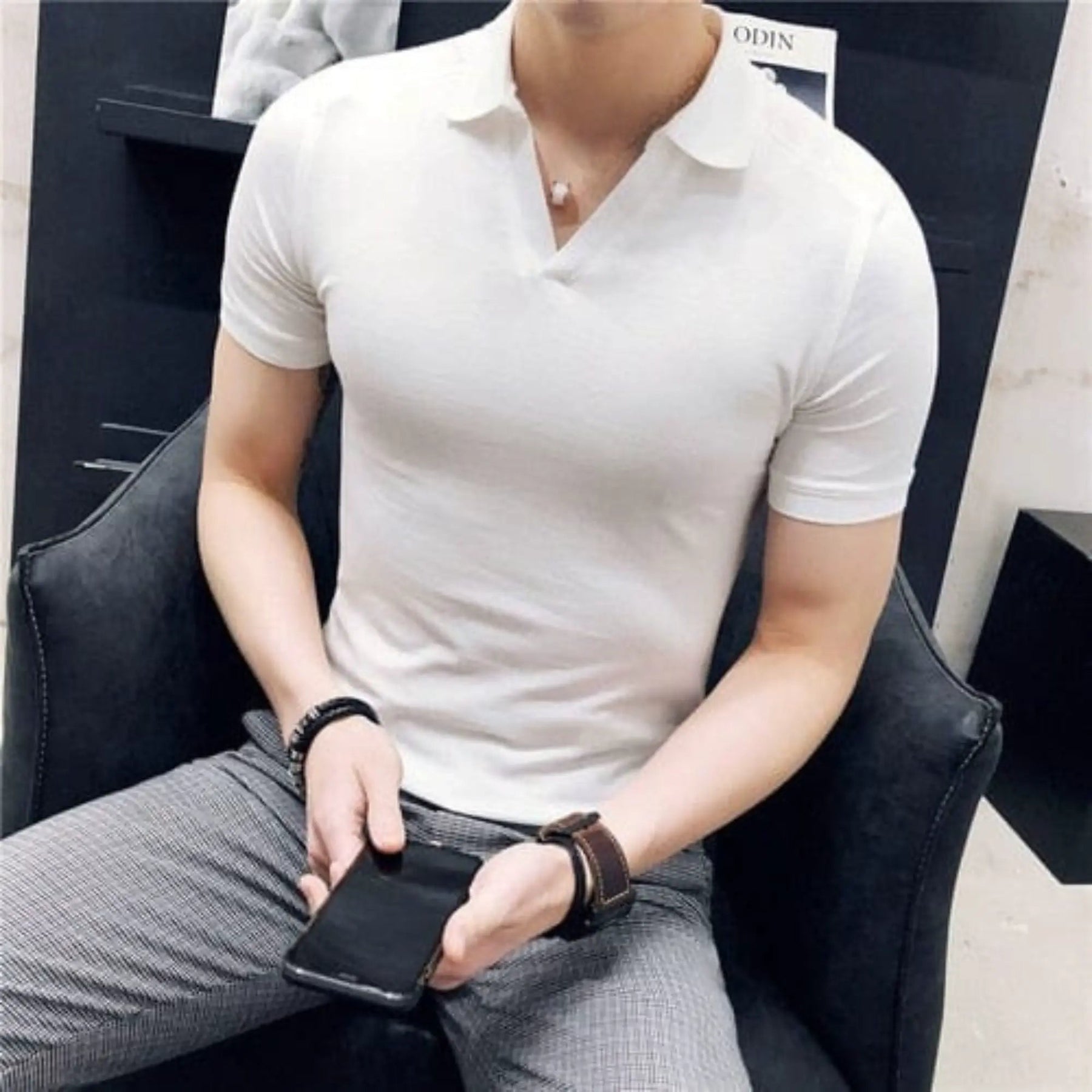 Camisa Polo Masculina Romenzi Berlim RZ609 em detalhe, peça sofisticada em algodão e poliéster que oferece conforto, respirabilidade e estilo versátil.
