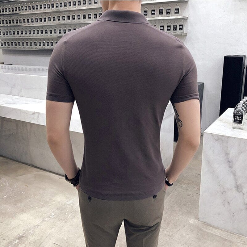 Camisa Polo Masculina Romenzi Berlim RZ609 em detalhe, peça sofisticada em algodão e poliéster que oferece conforto, respirabilidade e estilo versátil.