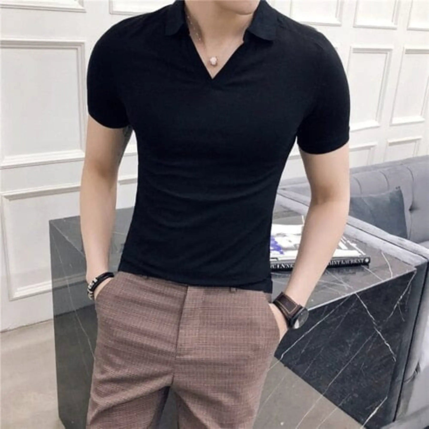 Camisa Polo Masculina Romenzi Berlim RZ609 em detalhe, peça sofisticada em algodão e poliéster que oferece conforto, respirabilidade e estilo versátil.