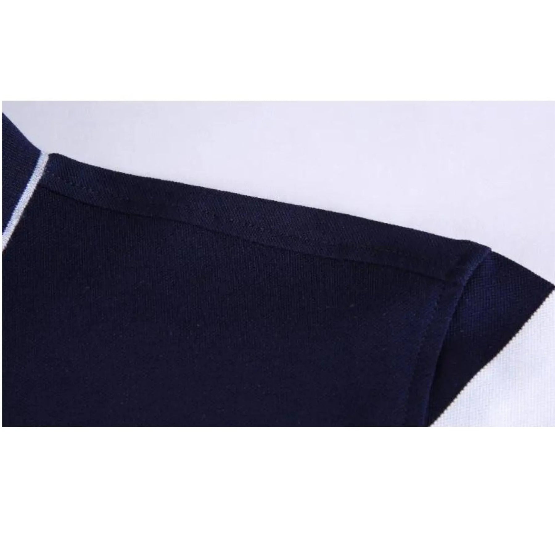 Camisa Polo Masculina Romenzi Brandon RZ611 em detalhe, polo sofisticada em algodão e poliéster que oferece conforto, respirabilidade e caimento impecável.