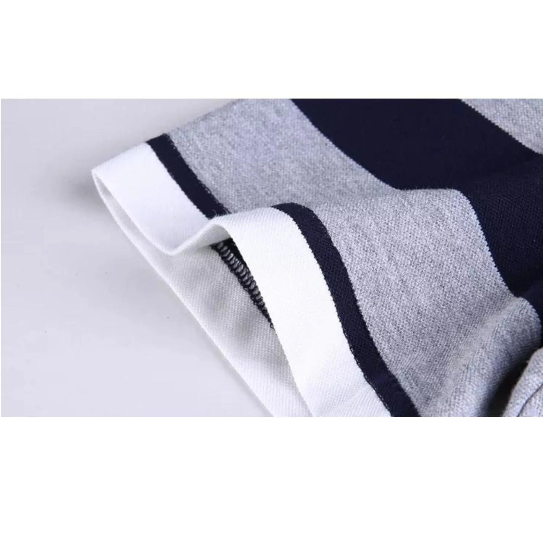 Camisa Polo Masculina Romenzi Brandon RZ611 em detalhe, polo sofisticada em algodão e poliéster que oferece conforto, respirabilidade e caimento impecável.