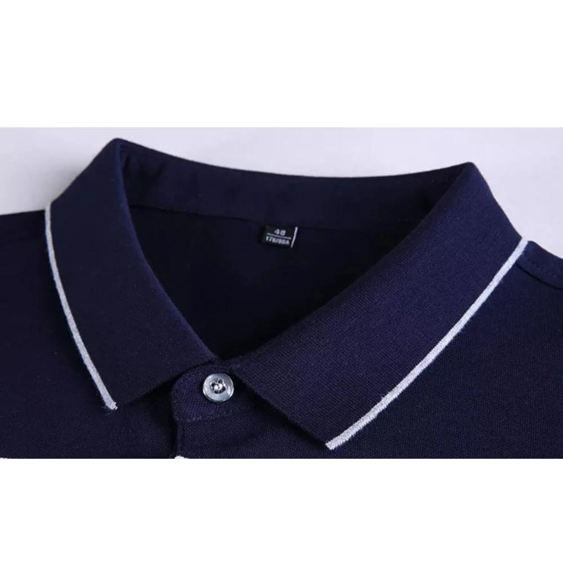 Camisa Polo Masculina Romenzi Brandon RZ611 em detalhe, polo sofisticada em algodão e poliéster que oferece conforto, respirabilidade e caimento impecável.