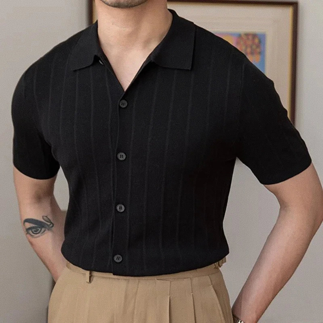 Camisa Polo Masculina Romenzi Burgos RZ612 em detalhe, polo elegante em tecido premium que oferece conforto, durabilidade e estilo sofisticado.