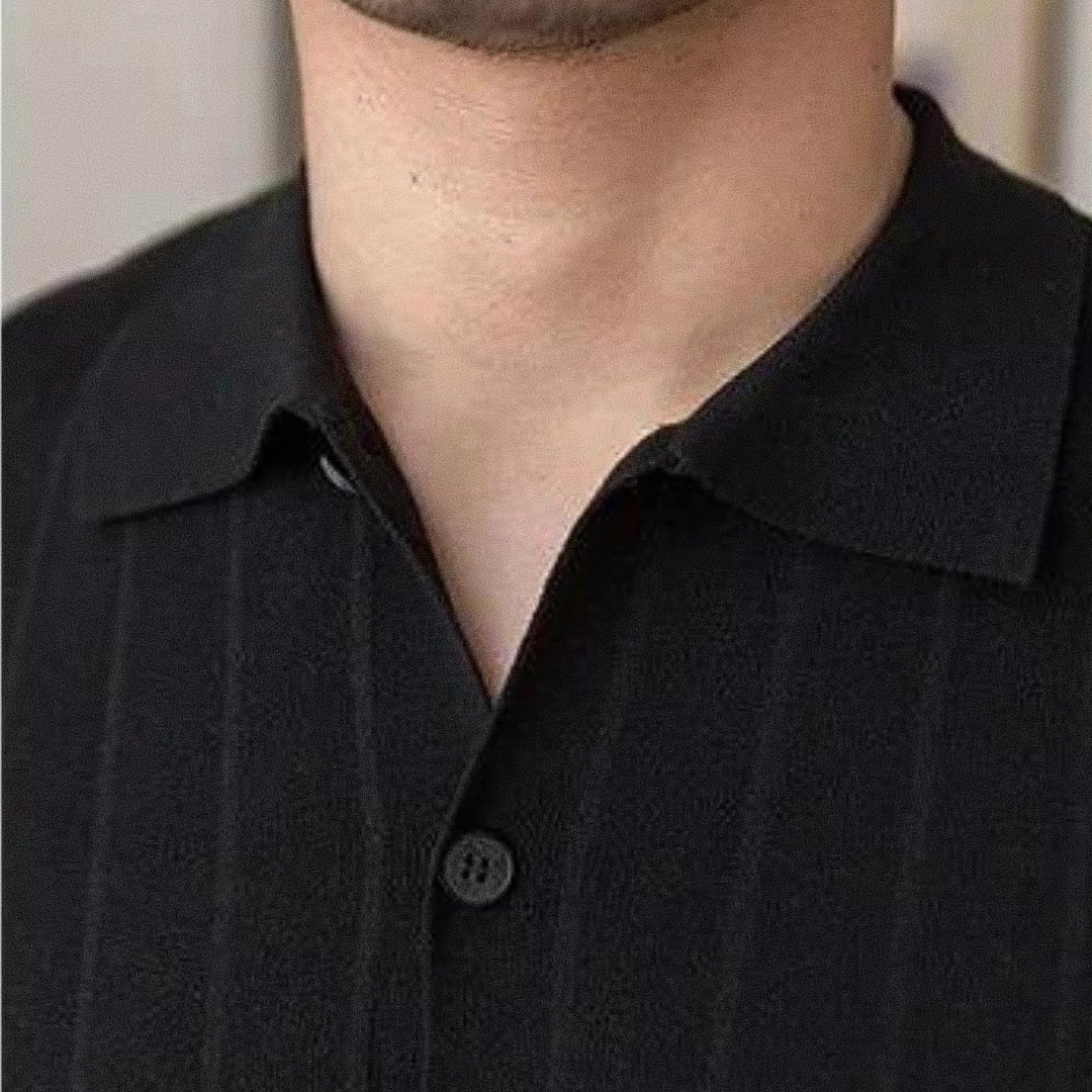Camisa Polo Masculina Romenzi Burgos RZ612 em detalhe, polo elegante em tecido premium que oferece conforto, durabilidade e estilo sofisticado.